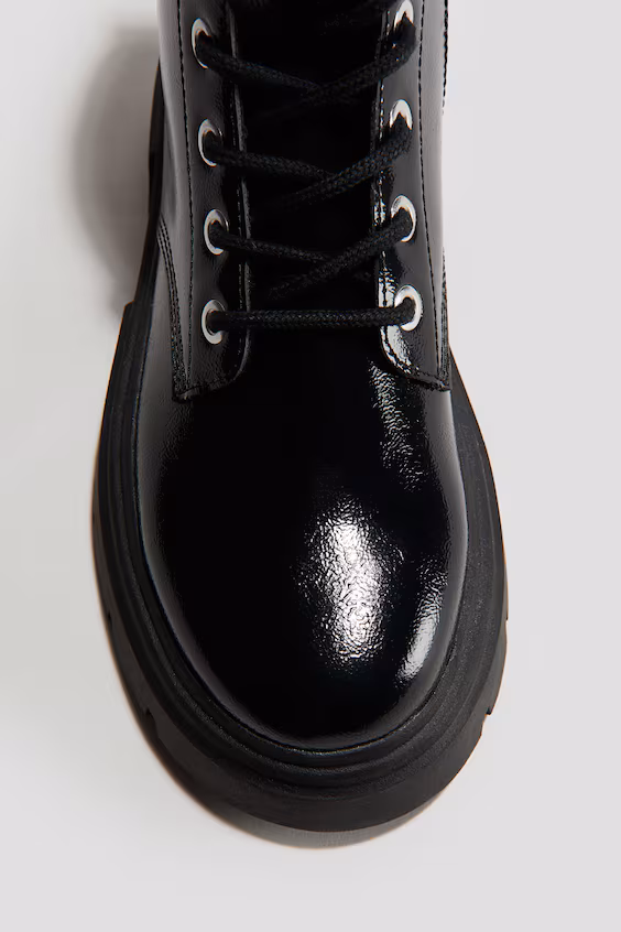 Ботинки на шнуровке с массивными подошвами