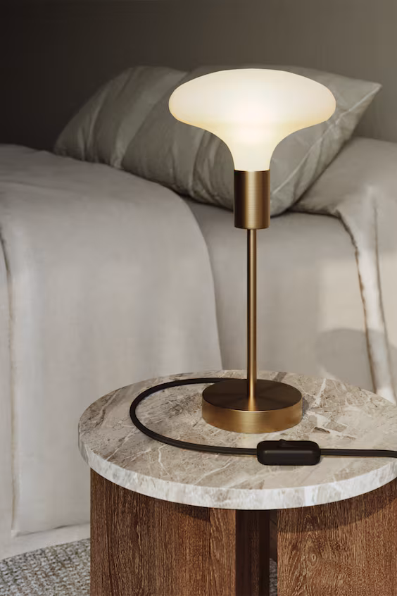 Настольная лампа из металла с плафоном из фарфора