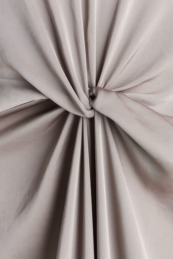 Атласное платье MAMA с драпировкой в виде узла