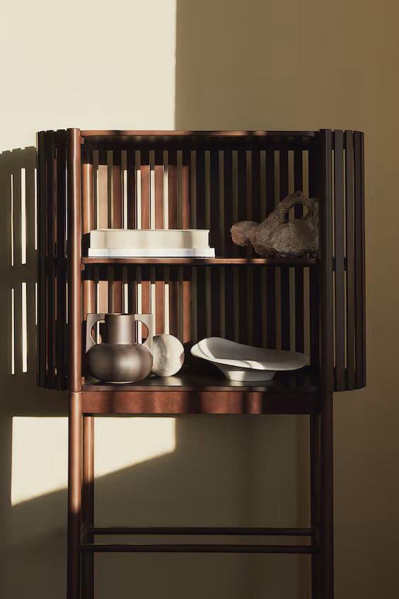 Деревянный шкаф