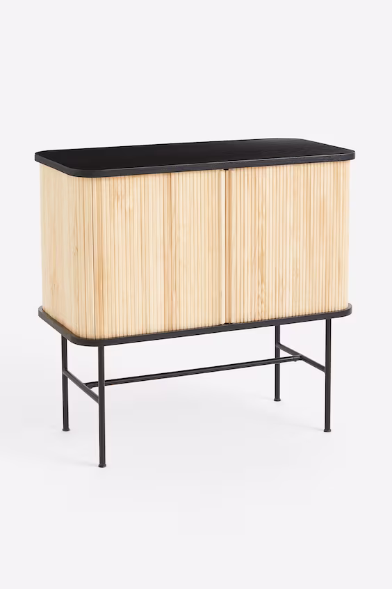 Шкаф с дверцами из досок