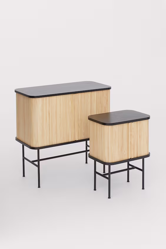 Шкаф с дверцами из досок