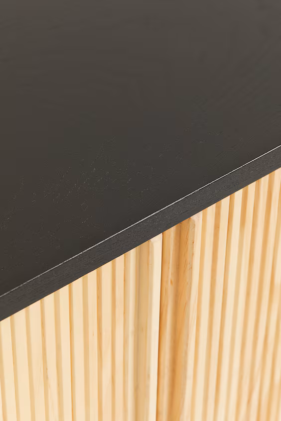 Шкаф с дверцами из досок