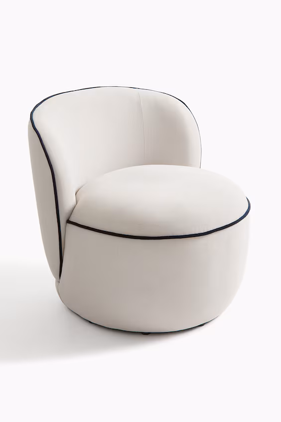 Кресло с деталями контрастного цвета