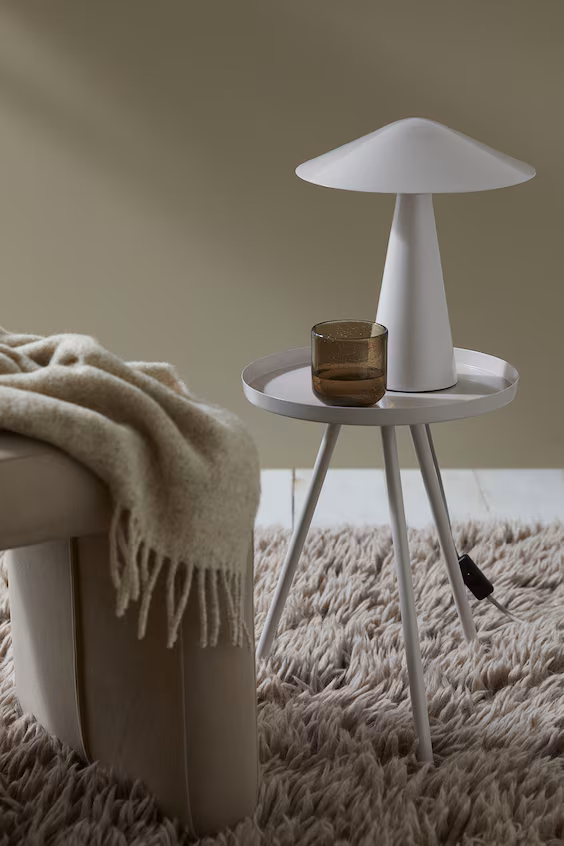 Маленький журнальный столик