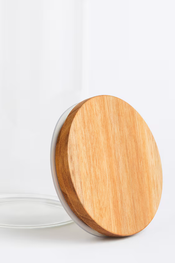 Стеклянная банка с крышкой