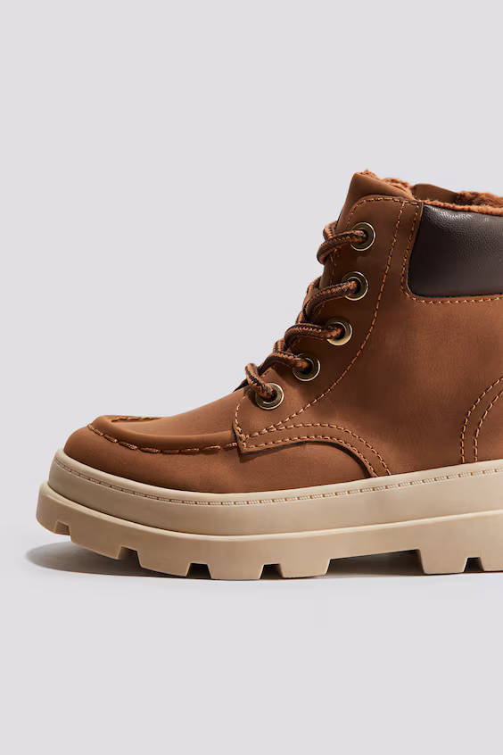 Ботинки с шнуровкой