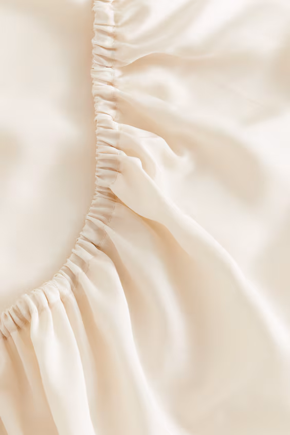 Простынь на резинке из атласа