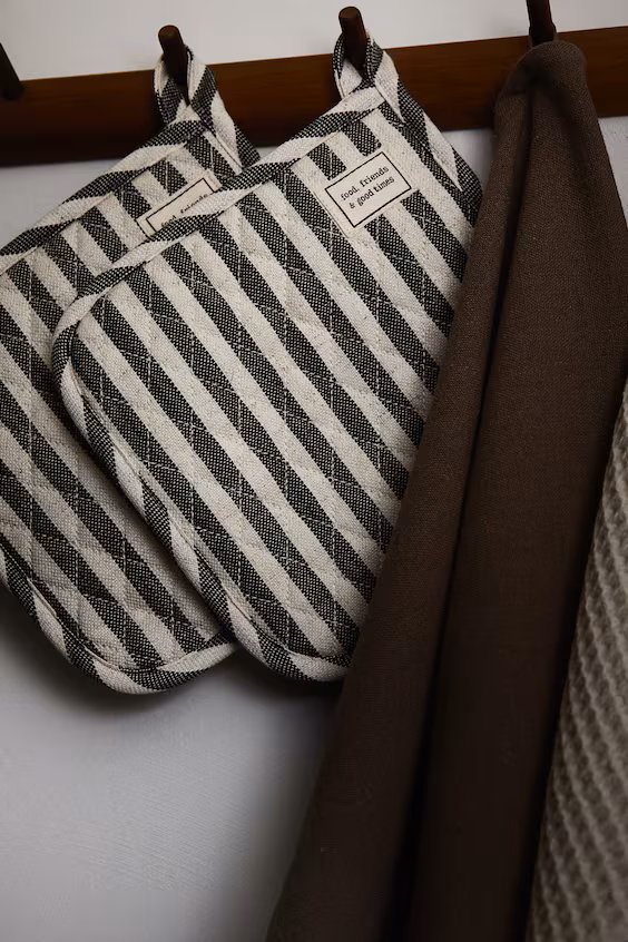 Пара кухонных прихваток в полоску