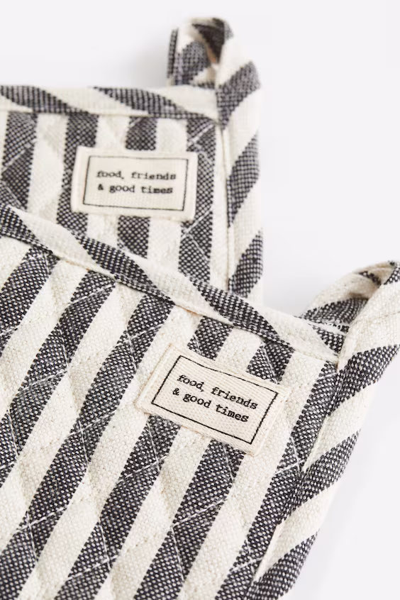 Пара кухонных прихваток в полоску