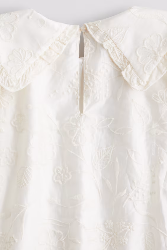 Платье с вышивкой