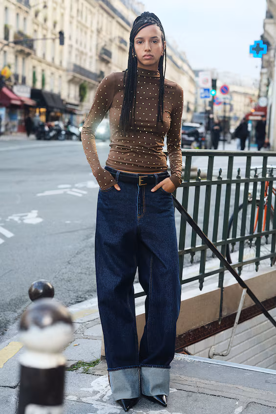 Свитер с высоким воротником и заклепками