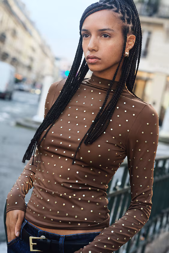 Свитер с высоким воротником и заклепками