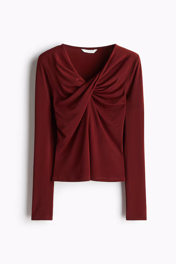 Свитер с вертким деталями