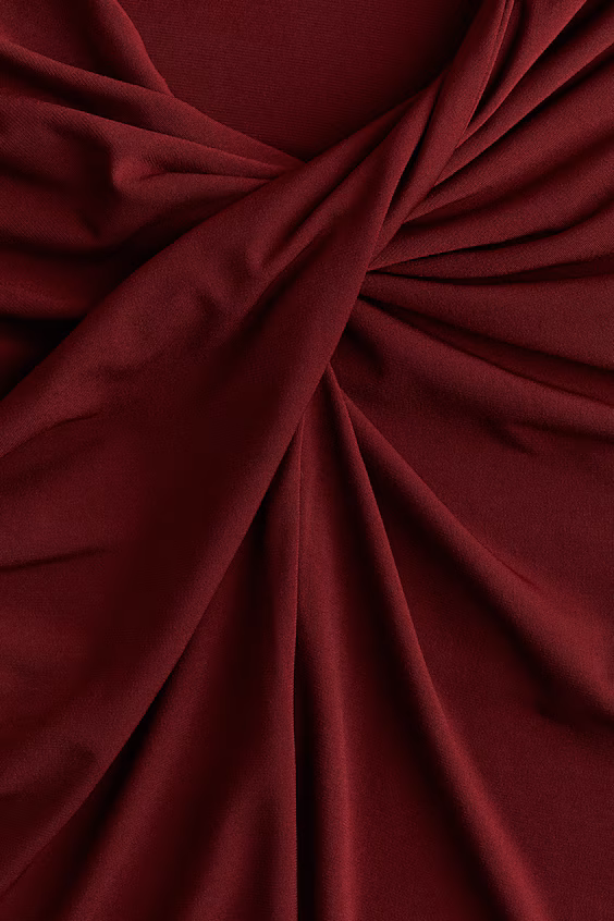 Свитер с вертким деталями