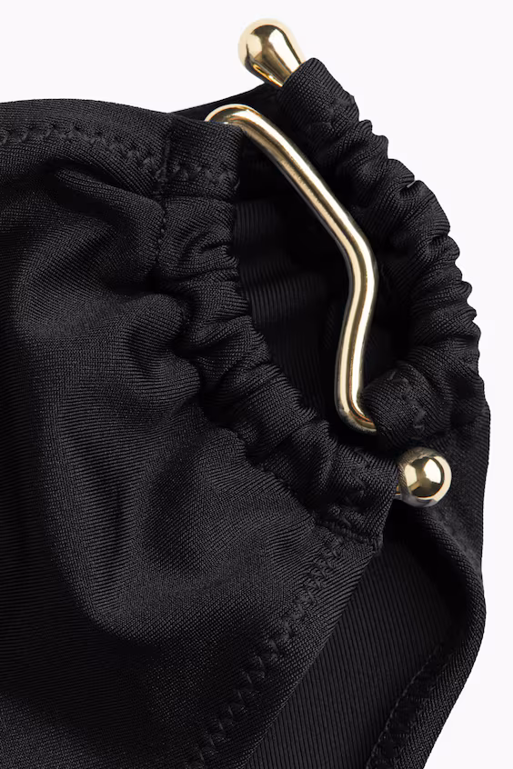 Купальник на завязках с поролоновыми чашечками