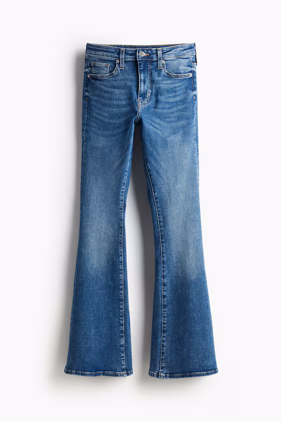 Джинсы с ультравысокой талией и расклешённые