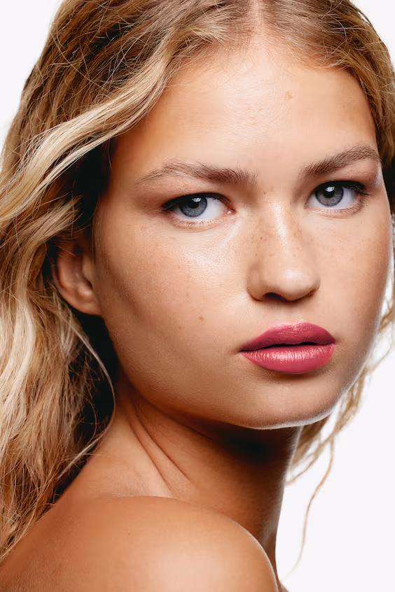 Губная помада с атласным финишем