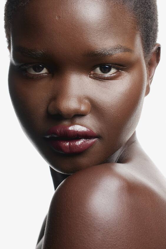 Губная помада с атласным финишем