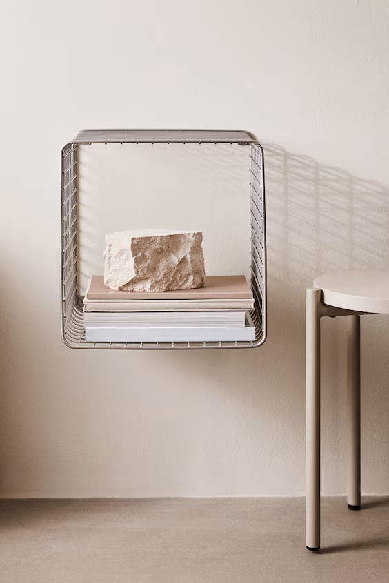 Стенная полка из металлической проволоки