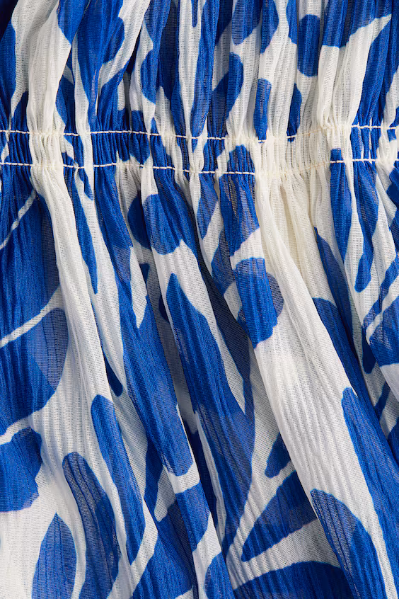 Платье с оборками на поясе