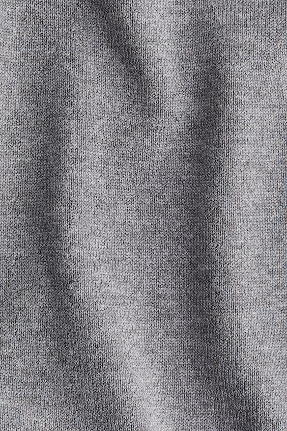 Свитер из тонкой вязаной ткани