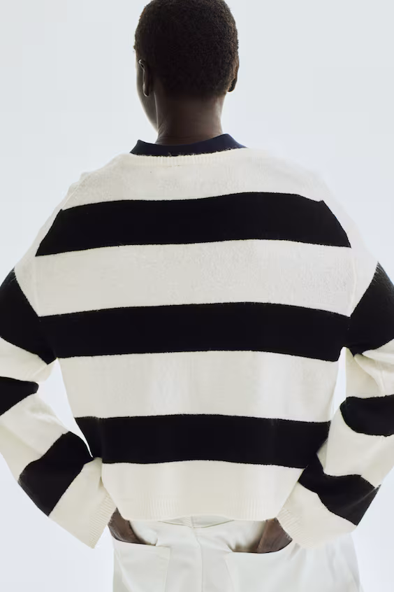 Свитер из тонкой ткани с лодочковым вырезом