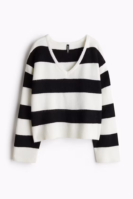 Свитер из тонкой ткани с лодочковым вырезом