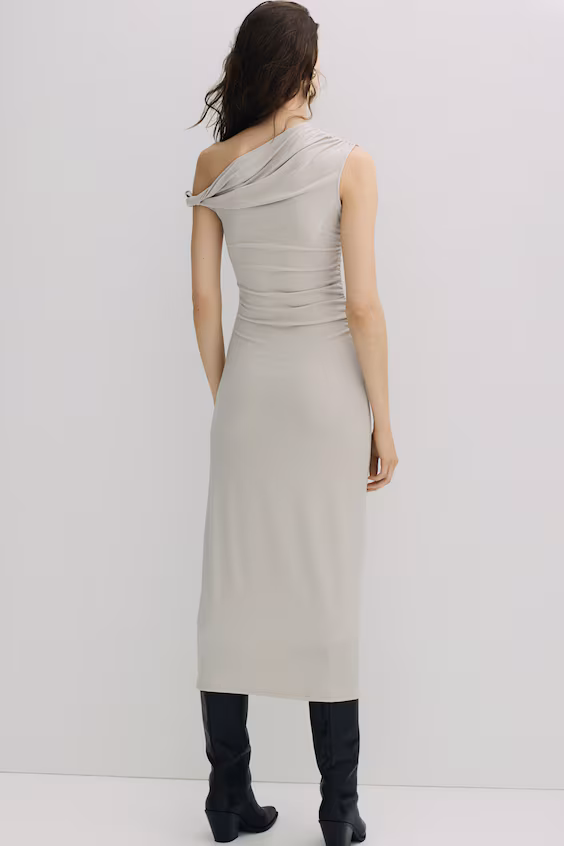 Платье с открытым плечом и скрученной секцией