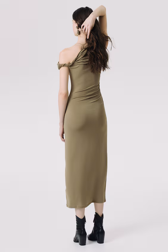 Платье с открытым плечом и скрученной секцией