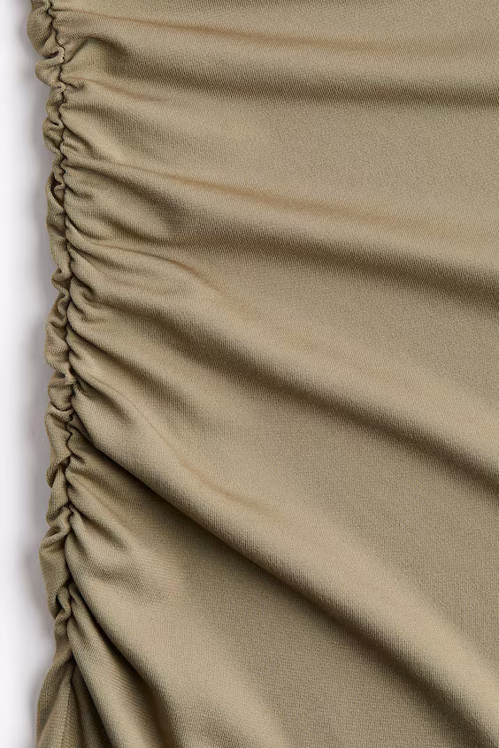 Платье с открытым плечом и скрученной секцией