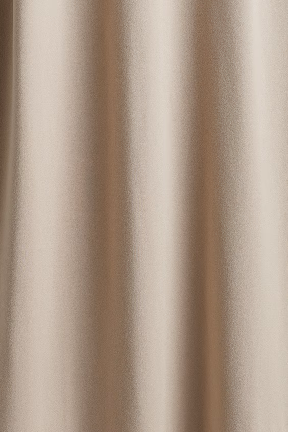 Длинное платье с высоким воротником