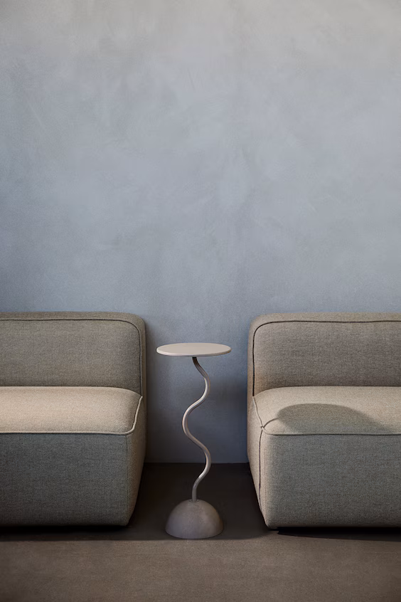 Металлический столик (мesa de apoio em metal)