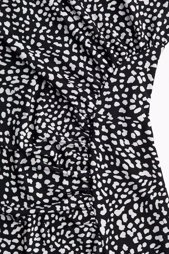 Платье с драпировкой и половинчатым воротником