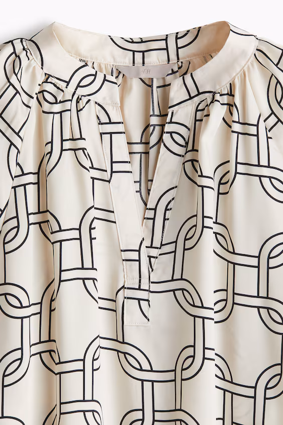 Блузка с рукавами бабочка