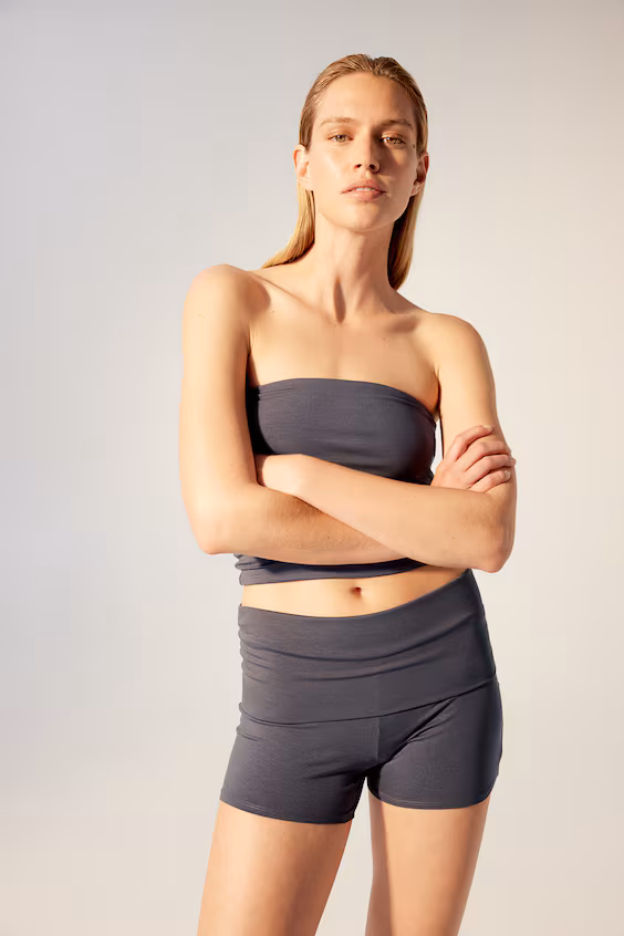 Мини-шорты с оборкой на поясе