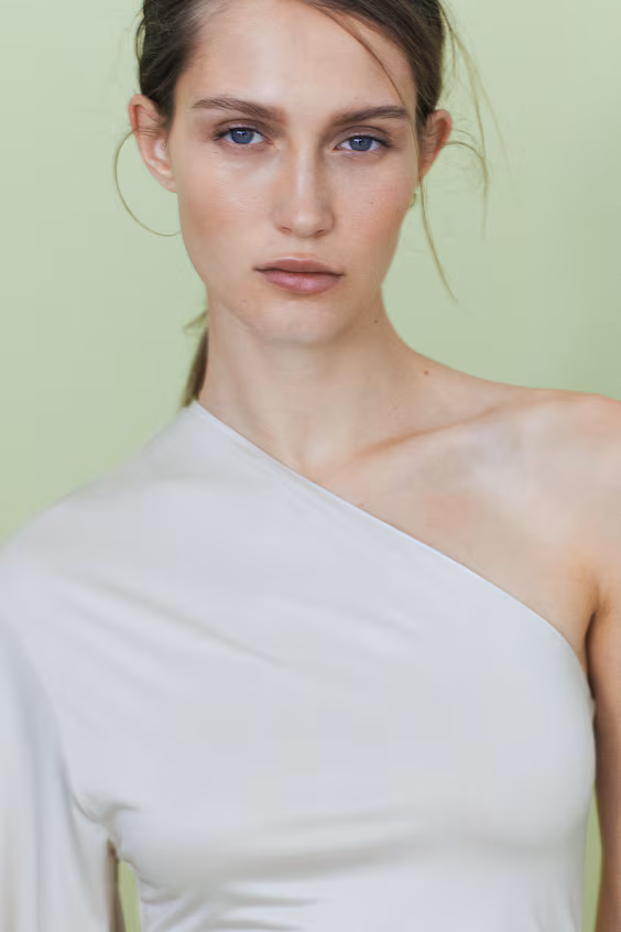 Кофта с драпировкой на одно плечо