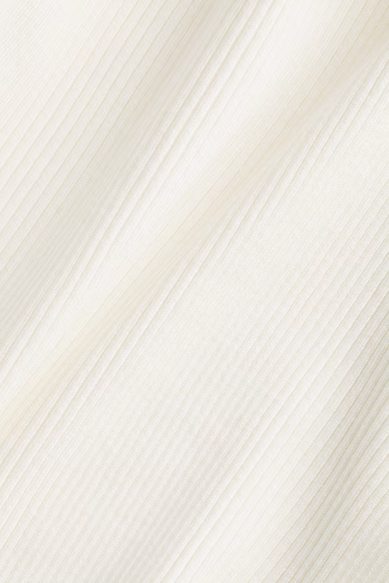 Свитер из мягкого рубчатого трикотажа с открытыми плечами