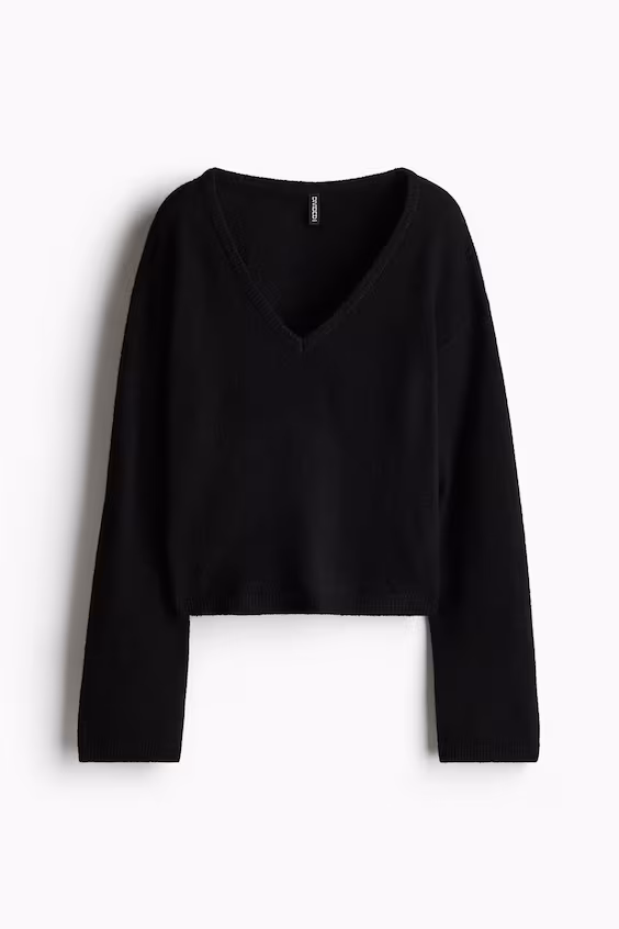 Свитер из тонкого трикотажа с вырезом в форме буквы v
