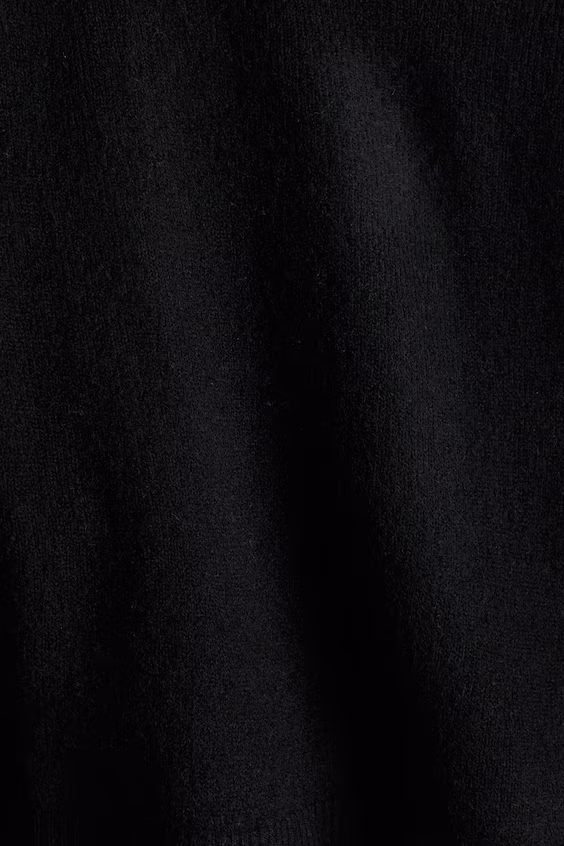 Свитер из тонкого трикотажа с вырезом в форме буквы v