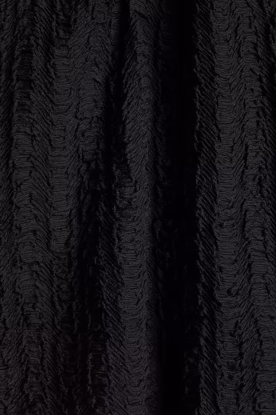 Свитер с открытыми плечами и текстурой