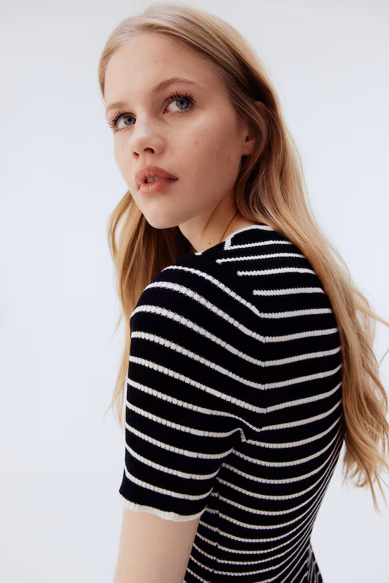 Платье из рубчикового трикотажа с расклешенной юбкой