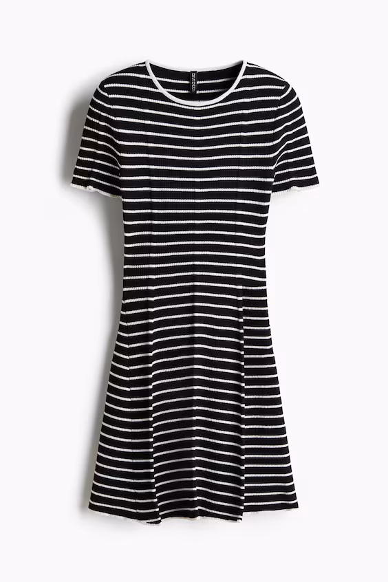 Платье из рубчикового трикотажа с расклешенной юбкой