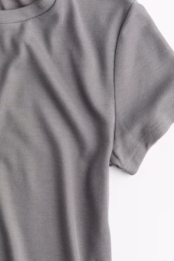 Футболка облегающего кроя